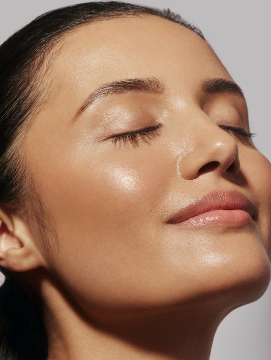 How to Layer Serum and Moisturizer at Night & Serum and Sunscreen in the Day Effectively