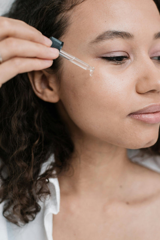 ✨ The Clean Girl Serum Routine: Minimalism Meets Glow